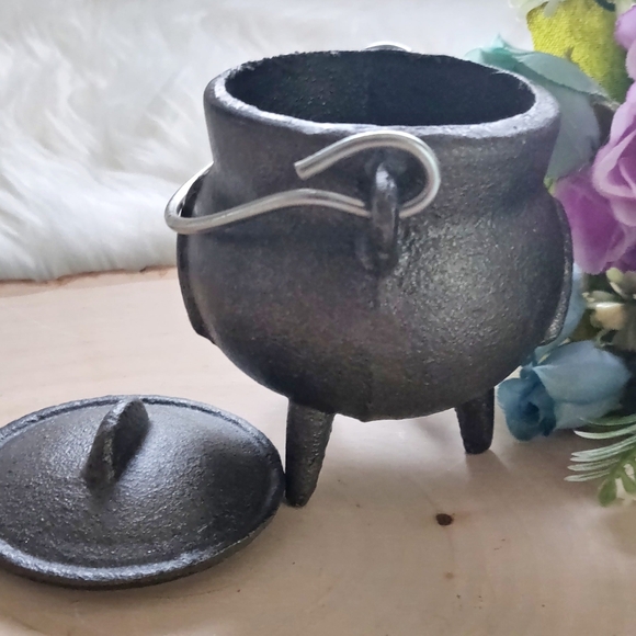 Triqeutra Cast Iron Cauldron - Picture 2 of 4